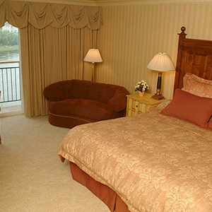 Pike's Waterfront Lodge